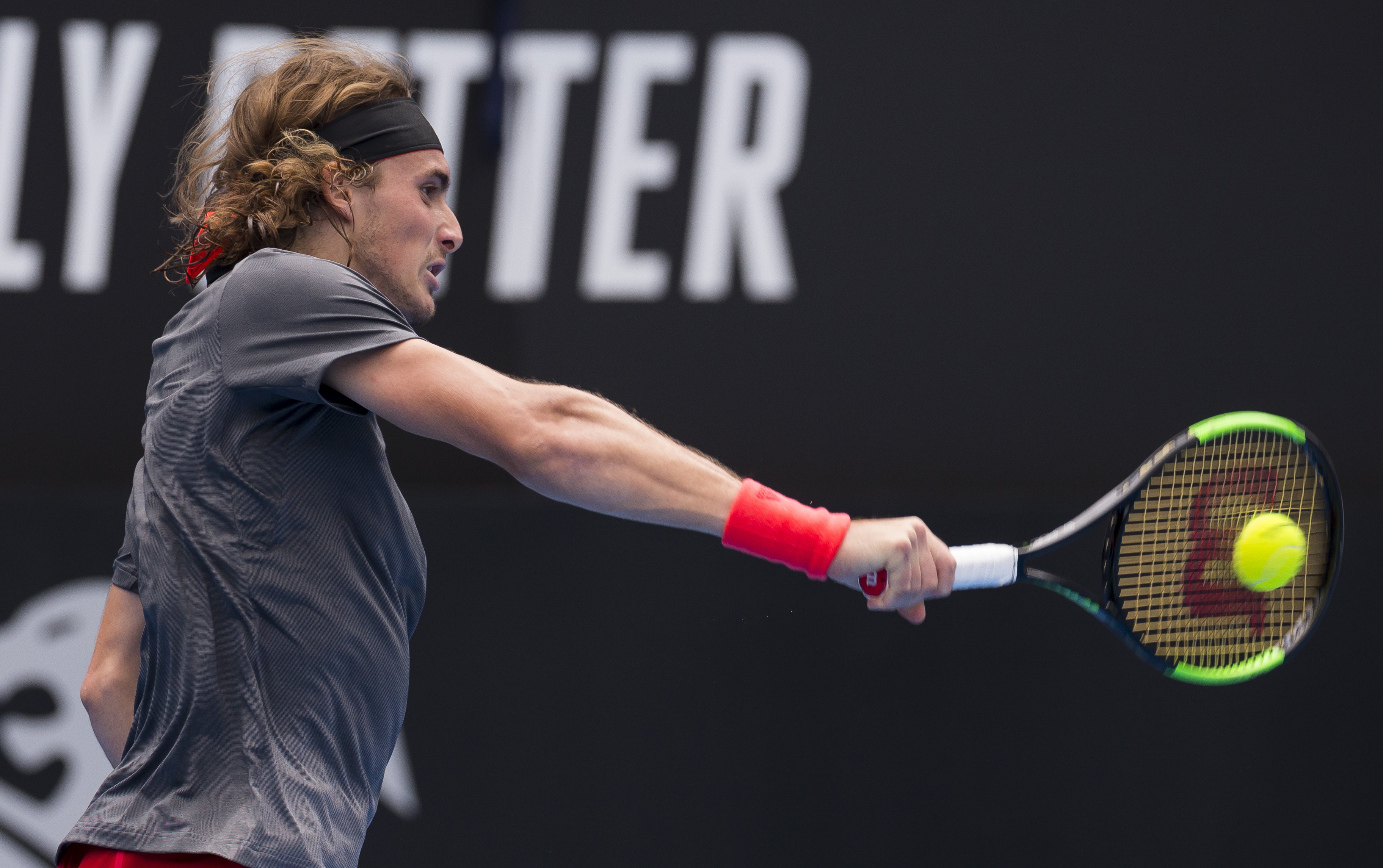 爱游戏下载-澳网险胜法网，西西帕斯点燃赛场