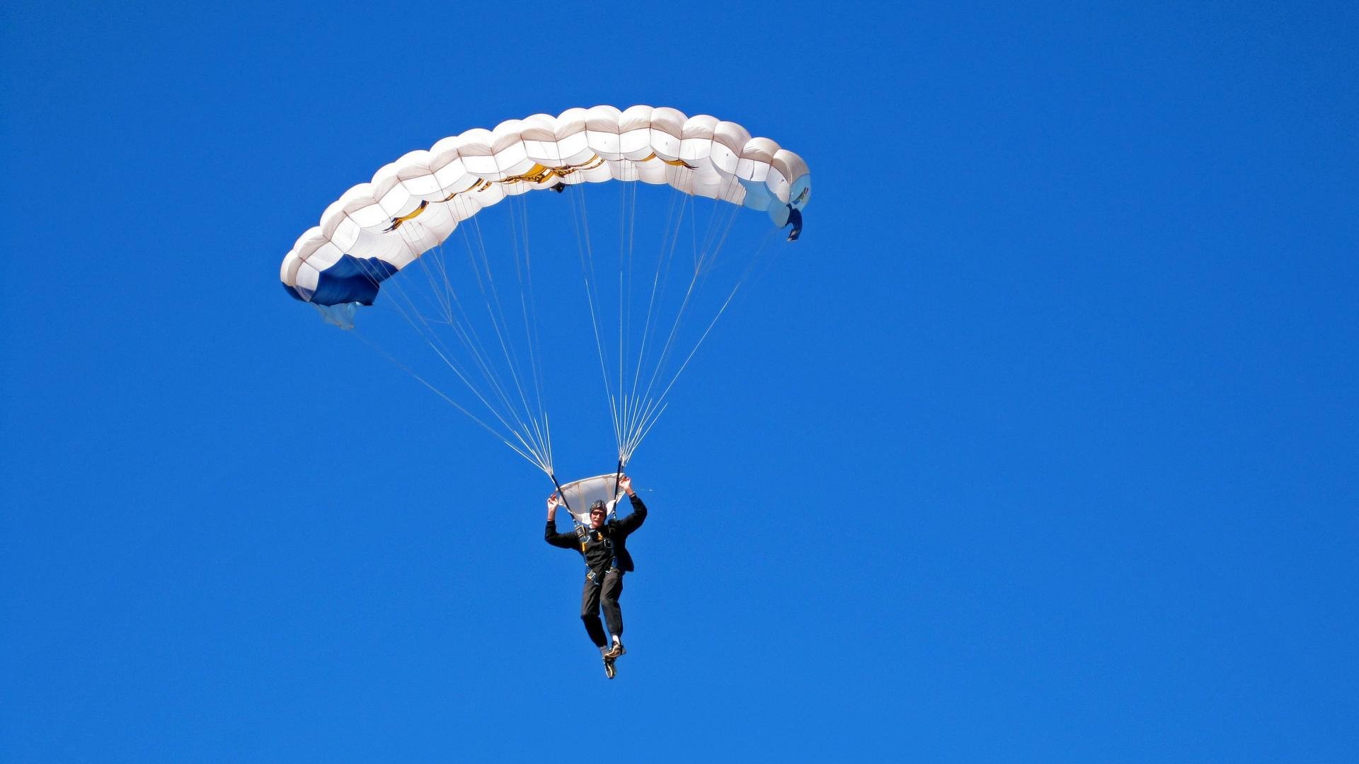 新旧秩序的轰鸣，阿斯顿马丁碾压索伯，勒克莱尔以纪录为新时代加冕